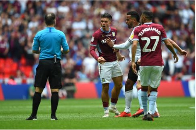 Hiệp 2 xuất hiện nhiều tình huống va chạm giữa cầu thủ hai bên.