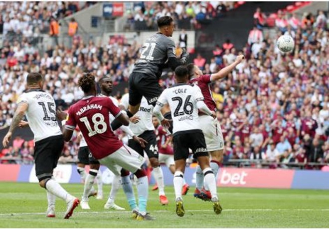 Sai lầm khó tha thứ của thủ thành Derby County ở tình huống bắt hụt bóng này.