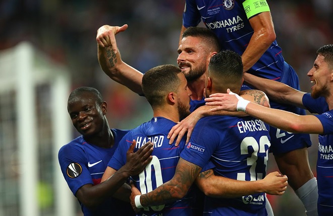 Các cầu thủ Chelsea ăn mừng bàn thắng.