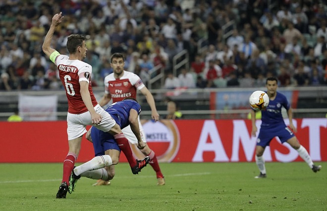 Chân sút người Pháp, Giroud giúp The Blues phá vỡ thế bế tắc trong hiệp 2 bằng tình huống băng cắt đánh đầu hết sức đẳng cấp.