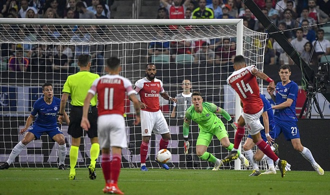 Một pha dứt điểm nguy hiểm của Pierre-Emerick Aubameyang.