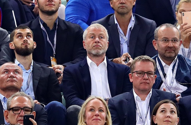 Sau thời gian dài mất tích, ông chủ Chelsea, Roman Abramovich xuất hiện trên khán đài để cổ vũ đội nhà giành chức vô địch Europa League.