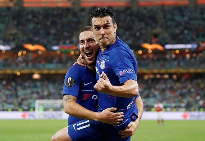 Bộ đôi Hazard và Pedro khiến hệ thống phòng ngự Pháo thủ thành London sụp đổ dễ dàng với pha phối hợp tấn công đẹp mắt trên sân vận động Olympic.