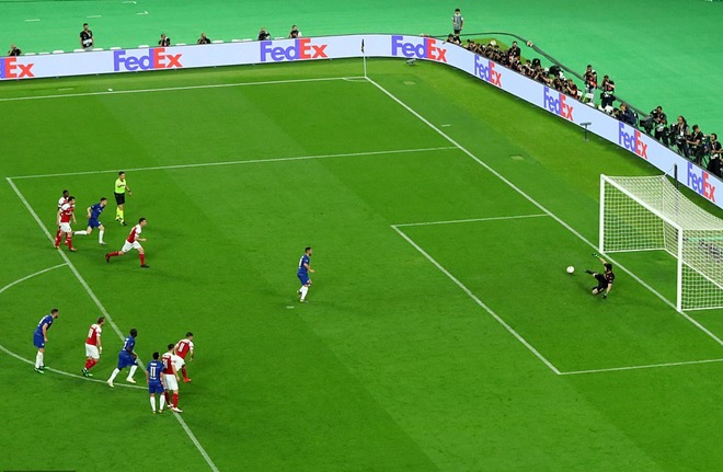 Tiền đạo người Bỉ, Hazard nâng tỉ số lên 3-0 khi thực hiện thành công quả đá phạt 11m. Cech đã bị đánh lừa ở tình huống này.