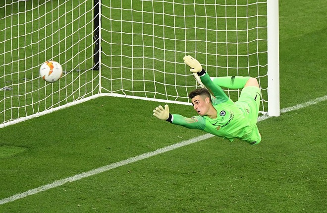 Thủ thành Kepa bất lực trước cú sút như búa bổ của Iwobi khi trái bóng bay vào góc xa khung gỗ với tốc độ nhanh như tia chớp.