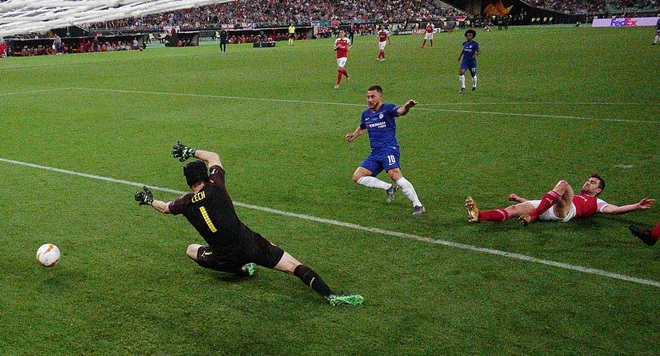 Niềm hy vọng của Arsenal bị dập tắt ở phút 72 khi Hazard hoàn tất cú đúp bàn thắng của mình.