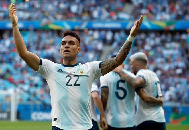 Argentina lọt qua khe cửa hẹp sau chiến thắng 2-0 trước Qatar.