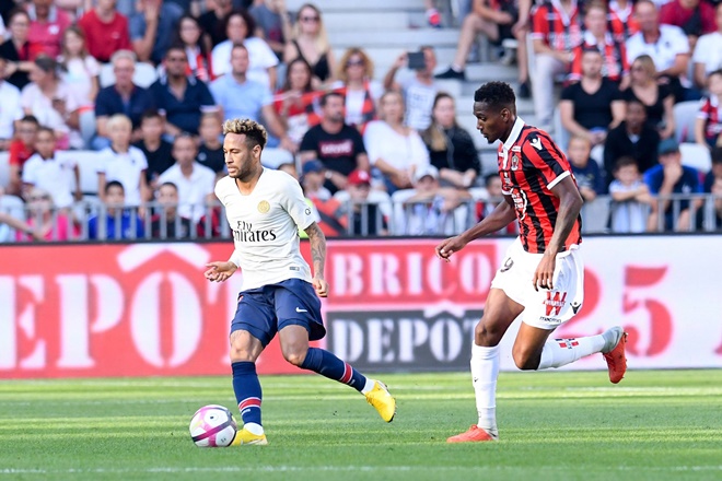 Christophe Herelle đối đầu với Neymar.