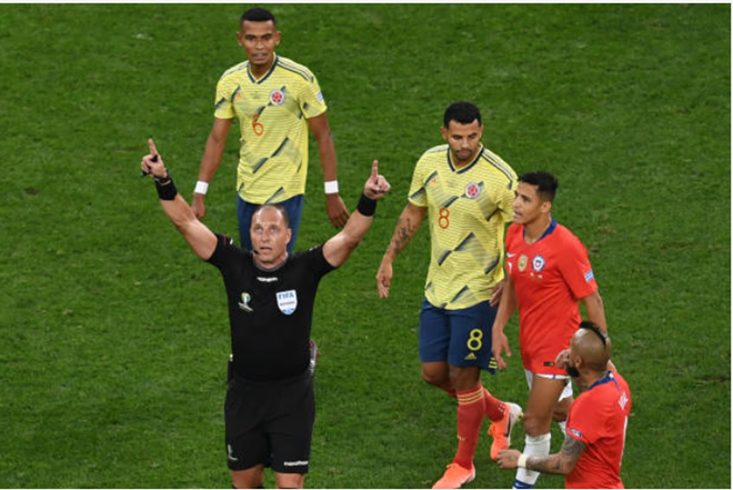 Phút thứ 71, Arturo Vidal thực hiện cú dứt điểm đầy quyết đoán làm tung nóc lưới Los Cafeteros. Tuy nhiên, bàn thắng của Chile không được công nhận. Sau khi tham khảo VAR, vị vua áo đen xác nhận bóng đã chạm tay Guillermo Maripán trong vòng cấm Colombia trước khi Vidal lập công.