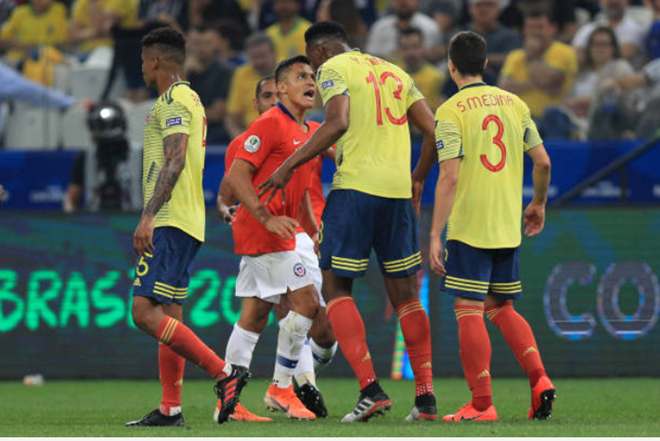 Mina xuất hiện ở nhiều điểm nóng trên sân.