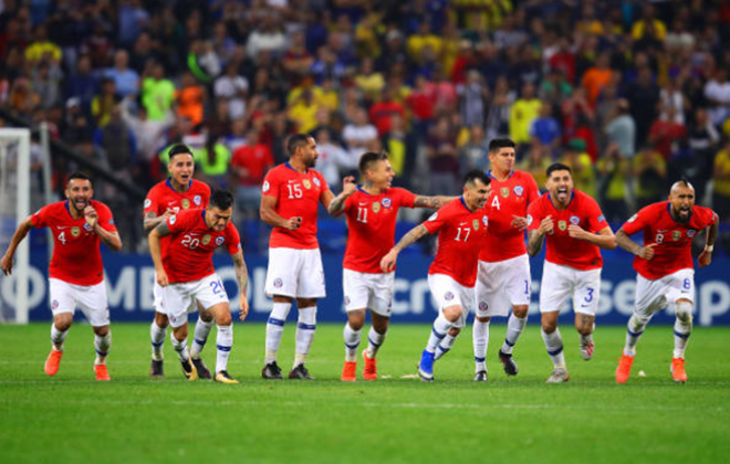 Với lối chơi phòng ngự phản công hiệu quả, Chile gần như khóa chặt các mũi nhọn tấn công nguy hiểm bên phía Colombia.