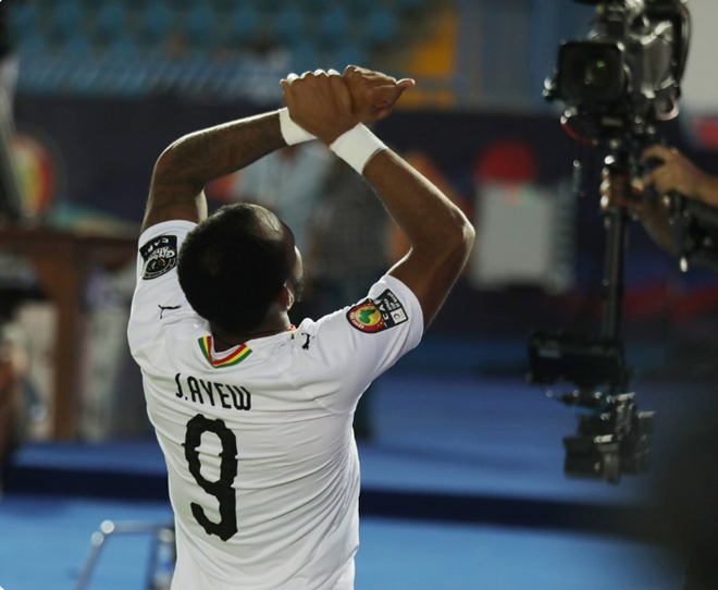 Jordan Ayew ăn mừng bàn thắng mở tỉ số. Tiền đạo 27 tuổi từng thi đấu tại Ligue 1 trong màu áo Marseille. Anh cũng rất quen thuộc với người hâm mộ bóng đá xứ sương mù khi có quãng thời gian khoác áo Aston Villa, Swansea City. Thời điểm hiện tại, Ayew chơi bóng trong màu áo Crystal Palace dưới dạng cho mượn từ Thiên Nga đen.