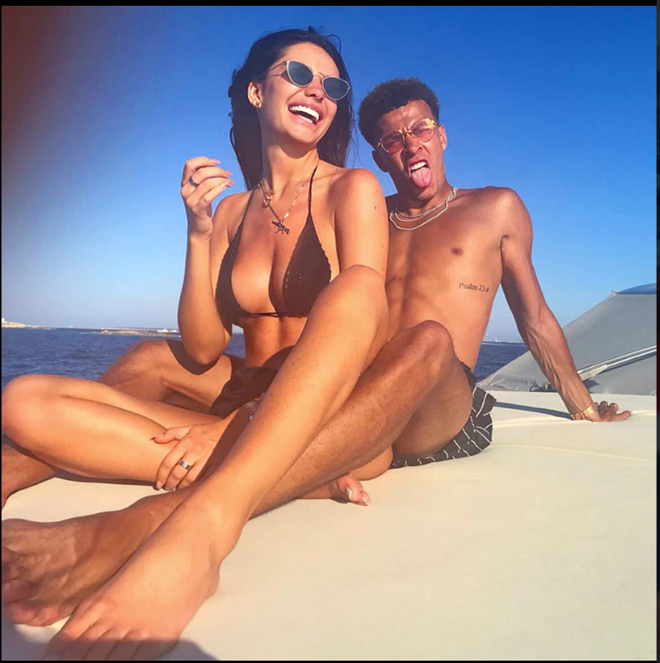 Tiền vệ Tottenham Hotspur, Dele Alli vừa dấy lên tin đồn quay lại với bạn gái cũ Ruby Mae. Cánh phóng viên bắt gặp cặp đôi đang tay trong tay nghỉ mát tại hòn đảo Mykonos, Hy Lạp. Tuyển thủ Tam Sư và người mẫu nóng bỏng dường như đã nhen nhóm lại mối quan hệ khi cùng nhau tham dự đám cưới gia đình cuối tuần qua.