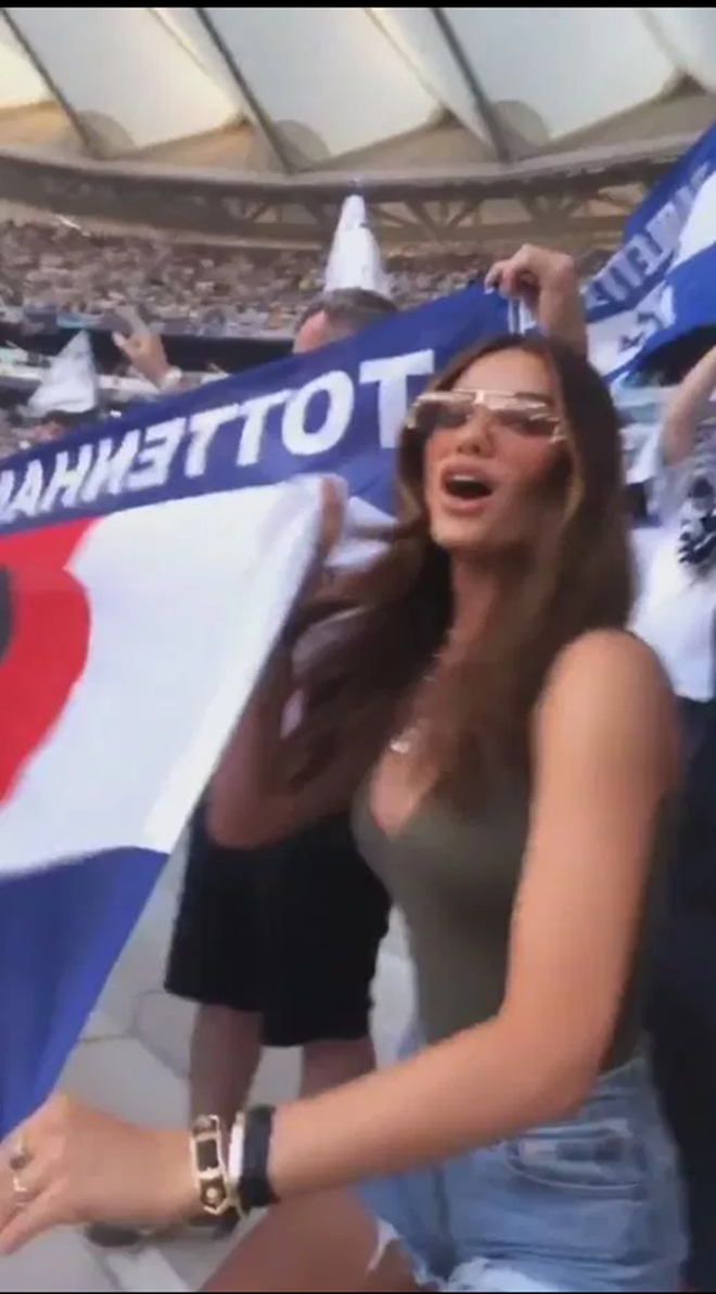 Ruby Mae cổ vũ Alli trong trận chung kết Champions League 2018/2019 giữa Tottenham Hotspur và Liverpool. Đoạn video ở buổi đám cưới cho thấy, tiền vệ Gà trống tham gia khiêu vũ cùng Mae xuyên suốt buổi tiệc. Cặp đôi bắt đầu hẹn hò vào năm 2016. Tháng 2 năm 2019, cả hai chia tay những vẫn giữ liên lạc với nhau.