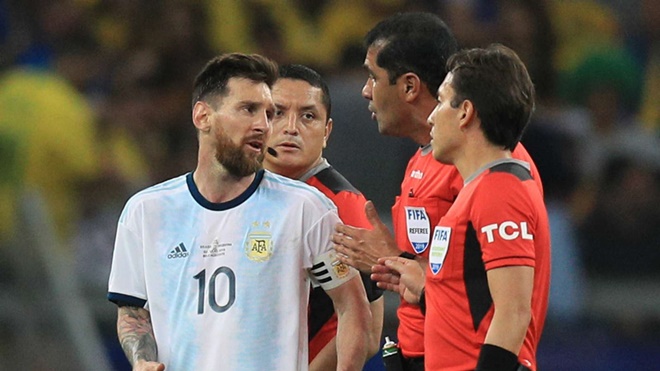 M10 than phiền về công tác trọng tài ở trận bán kết với Brazil.