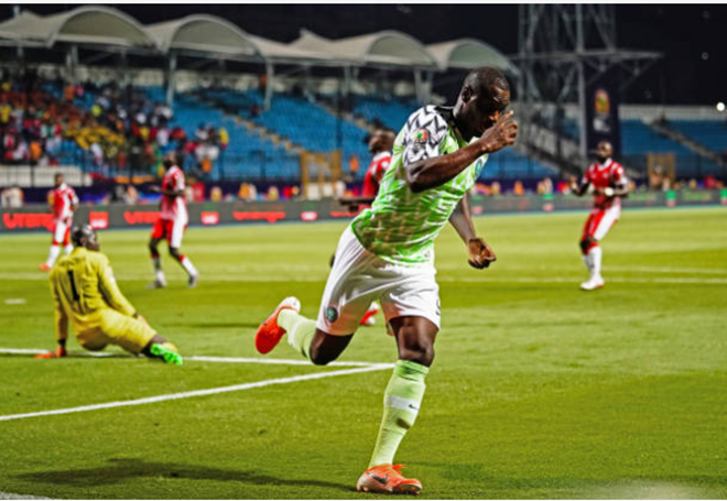 Màn chạm trán giữa Nigeria và Cameroon tại vòng 1/8 CAN Cup 2019 được xem là trận chung kết sớm của giải đấu. Cả hai bên đều sở hữu dàn lực lượng nhân sự chất lượng, thừa khát khao chiến đấu. Mặt khác, Cameroon đang là đương kim vô địch, đội giàu thành tích thứ 2 với tổng cộng 5 chức vô địch. "Đại bàng xanh" nhập cuộc đầy hưng phấn, phút thứ 19 Odion Ighalo đệm bóng cận thành chính xác mở tỉ số trận đấu.