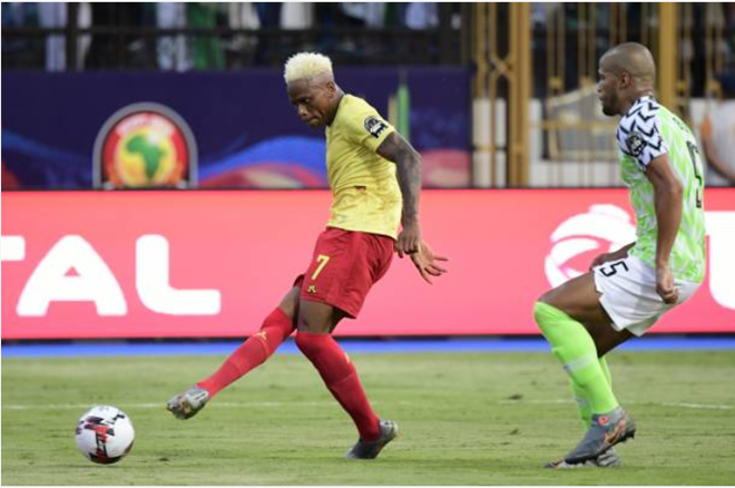 Có được bàn cân bằng tỉ số, Cameroon gia tăng sức ép đáng kể và họ nhanh chóng vươn lên dẫn trước 2-1. Phút thứ 44 Clinton N'Jie đi bóng đầy táo bạo, loại bỏ sự truy cản của hậu vệ Temitayo Aina, trước khi xé toang mành lưới Nigeria.