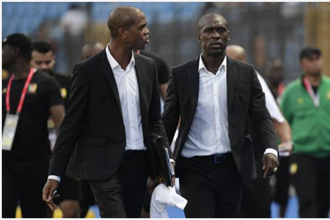 Cựu danh thủ Clarence Seedorf (bên phải), HLV trưởng đội tuyển bóng đá nam quốc gia Camerron.