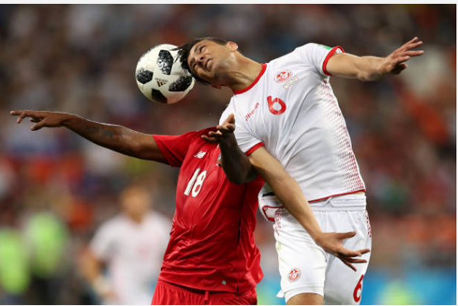 Phút 90'+1, hậu vệ số 6 (áo trắng) Rami Bedoui bên phía Tunisia có bàn phản lưới nhà tai hại, qua đó giúp Ghana cân bằng tỉ số và đưa trận đấu vào hiệp phụ. Pha đánh đầu giải nguy của anh vô hình trung khiến quỹ đạo bay trái bóng trở nên khó lường và làm bó tay thủ thành Mouez Hassen.