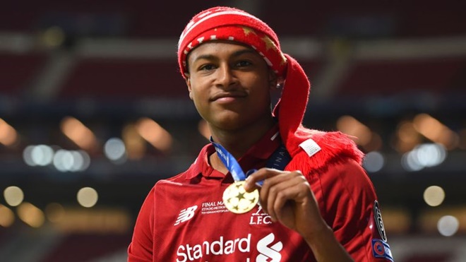 Brewster với tấm huy chương vàng Champions League.