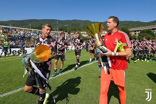 Juventus đem những danh hiệu giành được ở mùa giải 2018/2019 giao lưu cùng người hâm mộ.