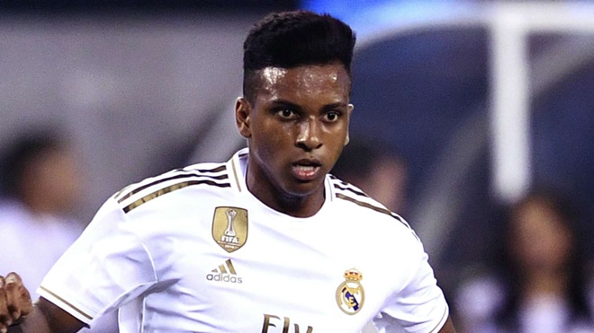 8. Rodrygo (Real Madrid): Người hâm mộ Los Blancos kì vọng tiền đạo người Brazil mang đến sự mới mẻ cho hàng công đội nhà ở chiến dịch 2019/2020. Rodrygo cùng với Vinicius Junior hứa hẹn tạo thành cặp bài trùng trẻ tuổi đáng chờ đợi của đội chủ sân Santiago Bernabeu.