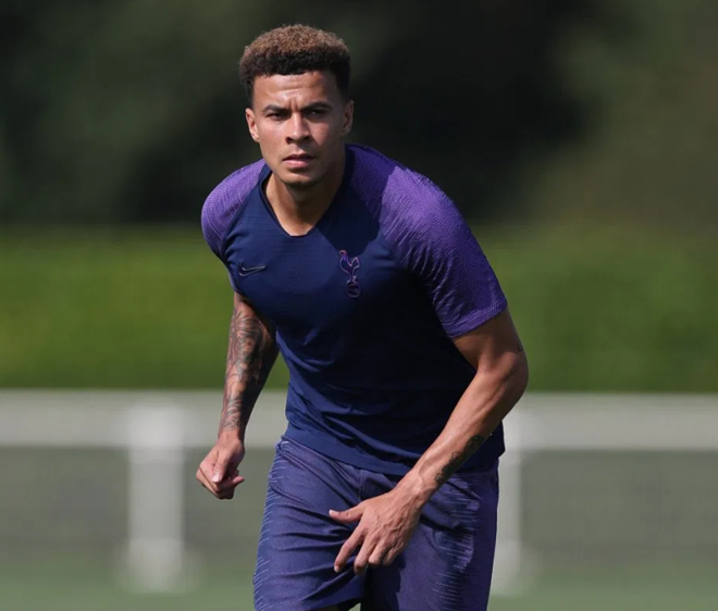 Tottenham Hotspur vừa trải qua trận thua sốc 0-1 trước Newcastle United ở vòng 3 Premier League 2019/2020. Đoàn quân HLV Mauricio Pochettino bất lực khi Chích chòe sở hữu một hệ thống phòng ngự chắc chắn, quân số đông và bọc lót kín kẽ. Tin vui đến với Gà trống khi ngôi sao Dele Alli đã trở lại tập luyện, sẵn sàng cho màn chạm trán với Arsenal cuối tuần này.