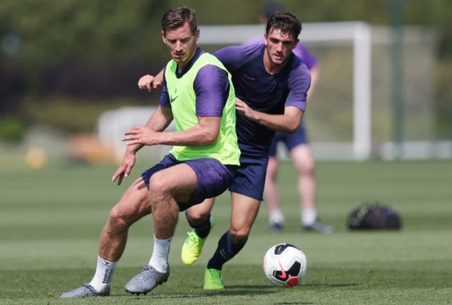 Tottenham đang đứng trước nhiều sự chỉ trích sau chuỗi trận không tốt thời gian gần đây. Gà trống kết thúc mùa giải 2018/2019 với vị trí thứ 4 tại Premier League và ngôi á quân Champions League sau thất bại trước Liverpool ở trận chung kết.