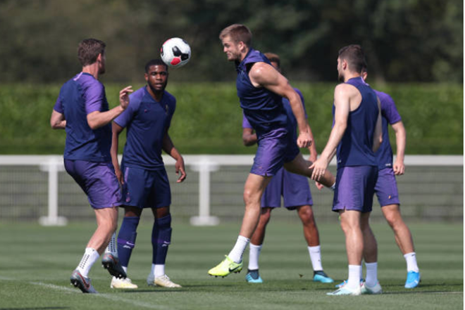 Tiền vệ Eric Dier nỗ lực ở buổi tập luyện. Cầu thủ 25 tuổi phải cạnh tranh quyết liệt cho một suất đá chính nơi tuyến giữa sau sự xuất hiện của tân binh Tanguy Ndombele.