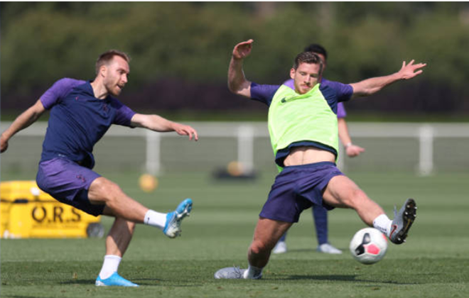 Trung vệ Jan Vertonghen nỗ lực truy cản trước cú sút của Eriksen.