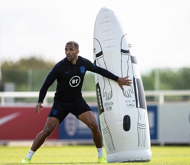 Tiền đạo Callum Wilson. HLV Southgate chưa chốt đội hình ra sân chính thức và chia đều cơ hội cho tất cả cầu thủ. Theo giới chuyên môn, những Jordan Pickford, Harry Maguire, Raheem Sterling và Harry Kane gần như chắc suất đá chính ngay từ đầu nếu không dính phải chấn thương đáng tiếc.