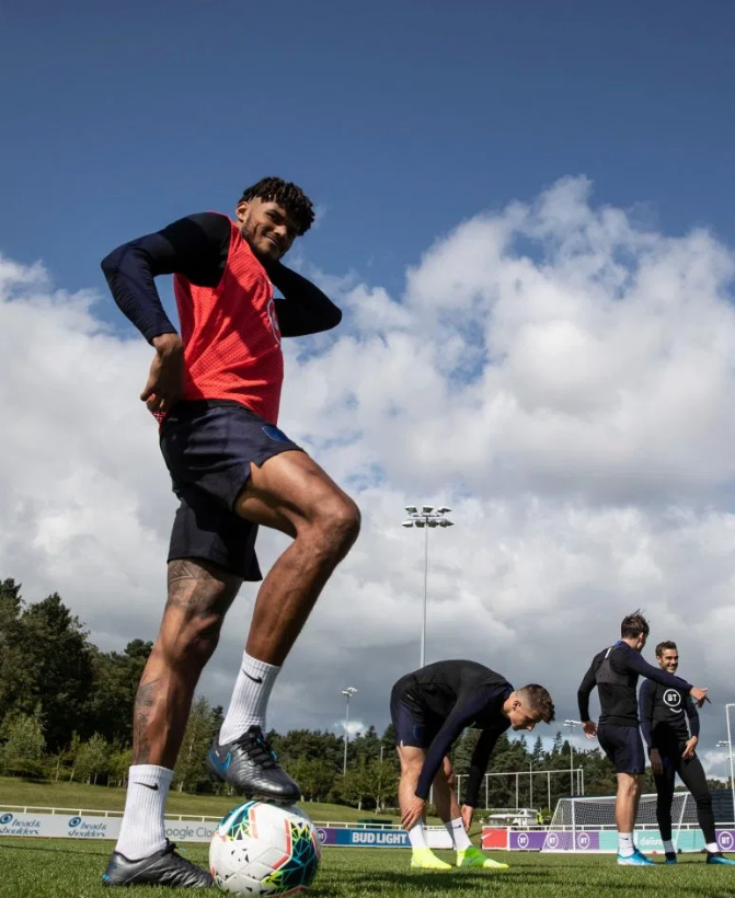 Tyrone Mings là cái tên còn khá xa lạ với nhiều cổ động viên bóng đá, thế nhưng anh trở thành nhân tố quan trọng giúp Aston Villa thăng hạng thành công Premier League 2019/2020.