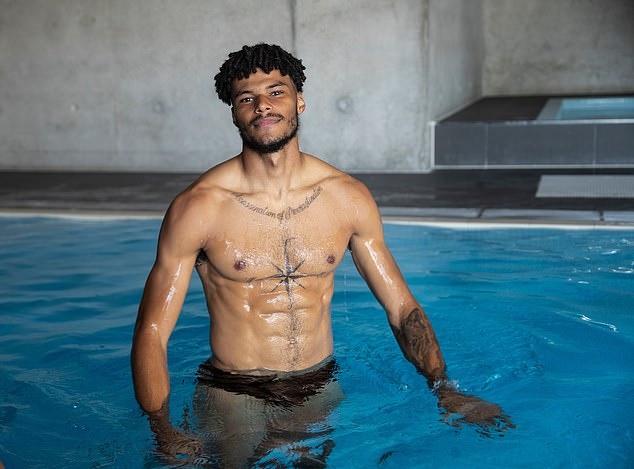 Ngôi sao thuộc biên chế Aston Villa, Tyrone Mings lần đầu tiên được triệu tập lên tuyển Anh. Anh trở thành nhân tố quan trọng giúp Aston Villa thăng hạng thành công Premier League 2019/2020. Màn trình diễn ấn tượng giúp Mings được đội chủ sân Villa Park mua đứt từ Bournemouth với bản hợp đồng trị giá 26.5 triệu bảng Anh.