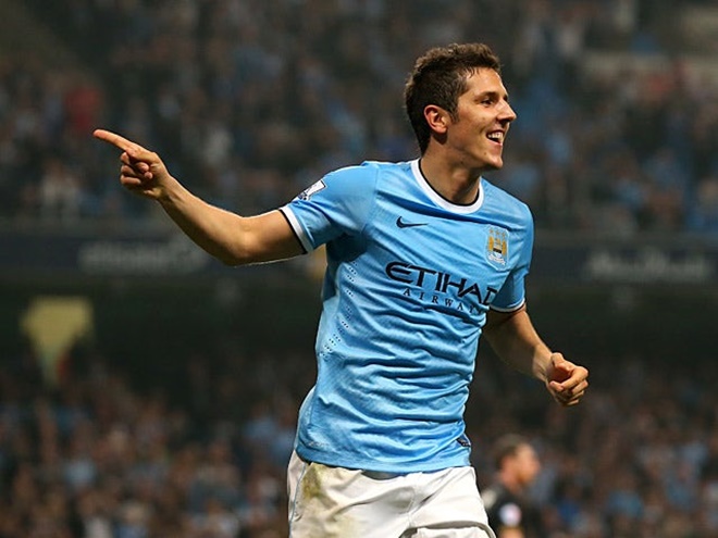 5. Stevan Jovetic. Chân sút 29 tuổi gia nhập Man City từ Fiorentina vào tháng 07 năm 2013 với bản hợp đồng trị giá 22 triệu bảng Anh. Những chấn thương liên tiếp đã khiến Jovetic không thể phát huy hết tiềm năng của mình với vỏn vẹn 11 bàn sau 44 trận đấu.