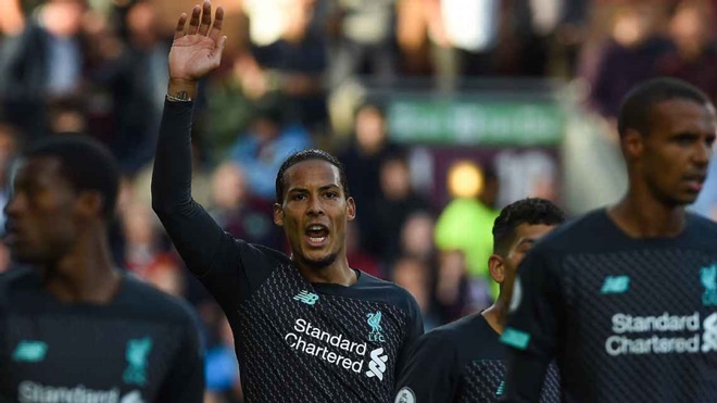 Trung vệ: Virgil van Dijk (Liverpool). Cầu thủ người Hà Lan có màn trình diễn chói sáng trong màu áo The Kop ở mùa giải 2018/2019. Van Dijk cùng thủ thành Alisson giúp hệ thống phòng ngự đội nhà chắc chắn hơn bao giờ hết. Anh cũng trở thành hậu vệ duy nhất kể từ năm 2006 có cơ hội lớn đoạt giải thưởng cá nhân Quả bóng vàng 2019.