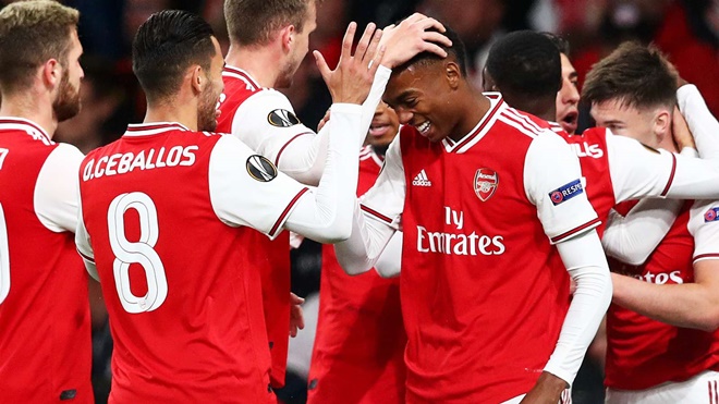 Arsenal giành chiến thắng tưng bừng 4-0 trước Standard Liège.