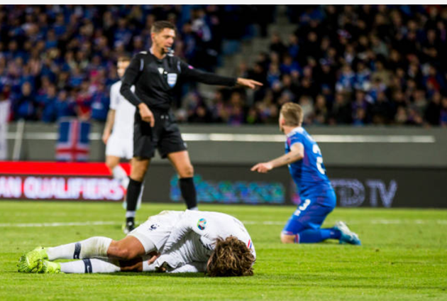 Đứng trước bối cảnh bế tắc ở việc tiếp cận khu vực 16m50 của Iceland, bất ngờ xảy ra với Pháp ở phút 66. Griezmann bị một cầu thủ đối phương phạm lỗi trong vòng cấm địa và trọng tài chính Gianluca Rocchi chỉ tay vào chấm phạt đền.