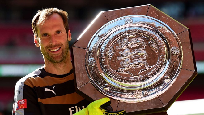 1. Thủ môn: Petr Cech. Thủ thành người Cộng hòa Séc gia nhập Arsenal từ Chelsea vào năm 2015. Dù không còn duy trì một phong độ đỉnh cao, thế nhưng Cech mang đến sự ổn định cần thiết trong khung gỗ Pháo thủ với 16 trận giữ sạch lưới ở mùa giải đầu tiên.