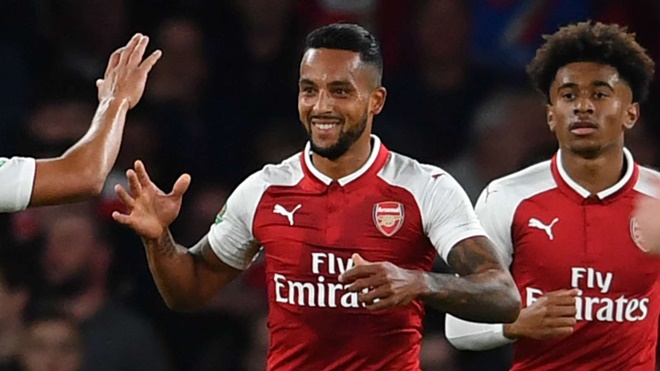 10. Tiền vệ lệch phải: Theo Walcott.  Cầu thủ người Anh chưa bao giờ phát triển hết tiềm năng trong màu áo Arsenal. Mặc dù thế, không thể phủ nhận Walcott là mũi khoan phá lợi hại của Pháo thủ với 106 bàn thắng, tham gia trực tiếp vào 57 bàn thắng khác sau 388 trận đấu.