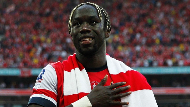 2. Hậu vệ phải: Bacary Sagna. Sagna trải qua 7 mùa giải khoác áo đội bóng bắc London trước khi gia nhập Man City vào năm 2014. Anh sở hữu 22 kiến tạo, 5 bàn thắng và 280 trận đấu cùng Arsenal. Cầu thủ người Pháp là sự lựa chọn số 1 bên cánh phải dưới triều đại HLV Arsene Wenger