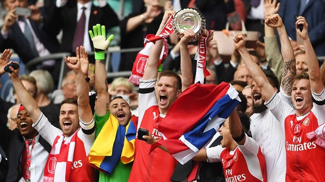 4. Trung vệ: Per Mertesacker. Sau giai đoạn khởi đầu khó khăn tại đội chủ sân Emirates, trung vệ người Đức hình thành mối liên kết tuyệt vời với Koscielny nơi hàng thủ Arsenal. Mertesacker sở hữu 3 danh hiệu FA Cup.