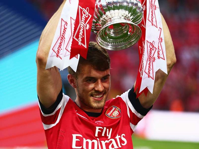 7. Tiền vệ trung tâm: Aaron Ramsey. Tiền vệ người xứ Wales gắn bó 11 năm cùng màu áo Arsenal, trở thành ngôi sao then chốt nơi khu trung tuyến Pháo thủ với lối đá đa năng, giàu nhiệt huyết. Ramsey sở hữu 64 bàn thắng, 59 pha kiến tạo sau 367 lần xỏ giày ra sân.
