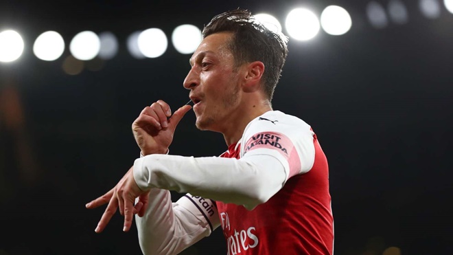 9. Tiền vệ công: Mesut Ozil. Dù không còn duy trì một phong độ đỉnh cao; thế nhưng cầu thủ người Đức là ngôi sao sáng tạo bậc nhất tại Emirates xuyên suốt một thập kỷ qua.