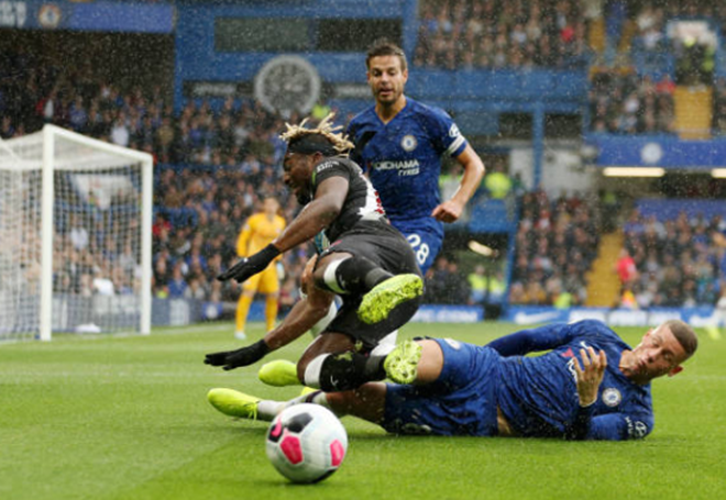 Chelsea gặp nhiều khó khăn trước Newcastle United.