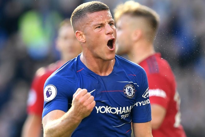Ross Barkley mất quyền thực hiện đá 11m đầu tiên về tay Jorginho.