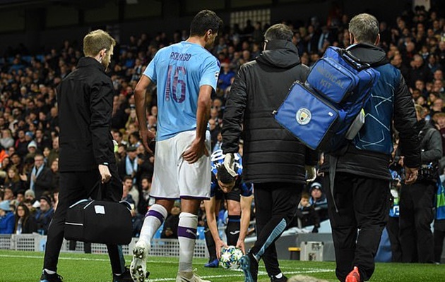 Ngoài tấm thẻ đỏ của Foden, Man City còn nhận tin buồn từ Rodri khi anh phải rời sân ở phút 41 bởi chấn thương.