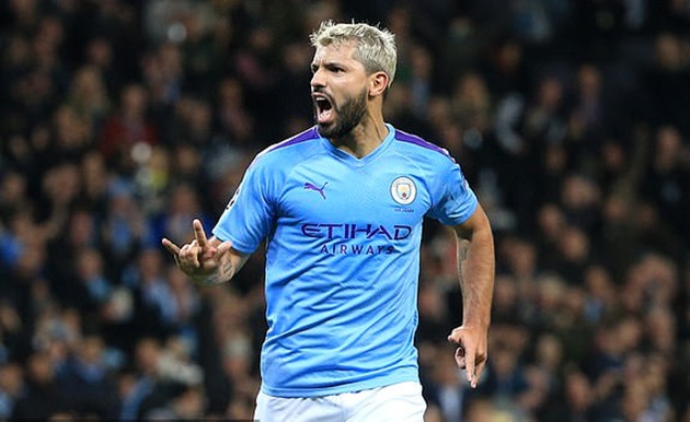 Sau bàn thua bất ngờ, Man City vùng lên mạnh mẽ và hệ quả đã đến. Phút thứ 34, Raheem Sterling thực hiện quả treo bóng ấn tượng giúp Sergio Aguero đệm bóng cự ly gần xé toang mành lưới thủ thành Gollini, gỡ hòa 1-1 cho đội chủ sân Etihad.