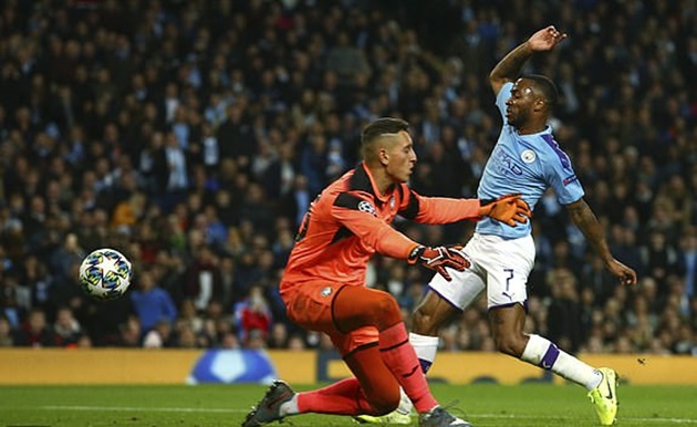 Phút thứ 64, İlkay Gündoğan chọc khe cho Sterling băng xuống hạ gục thủ thành Gollini, nâng tỷ số lên 4-1 cho Man City.  5 phút sau đó, Sterling hoàn tất cú hattrick của mình sau đường kiến tạo vượt tuyến chính xác từ Riyad Mahrez.