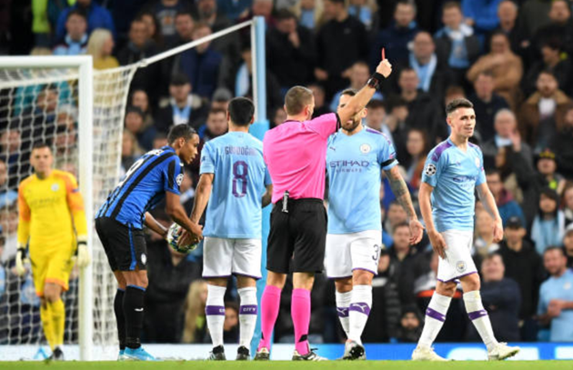 Phút 82, Man City mất người khi Foden nhận thẻ vàng thứ 2 từ trọng tài chính.