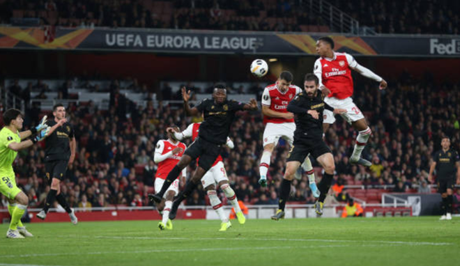 Martinelli đánh đầu gỡ hòa 1-1 cho Arsenal.